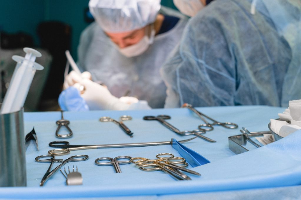 Instrumentos para cirugía estética, médicos realizando intervención