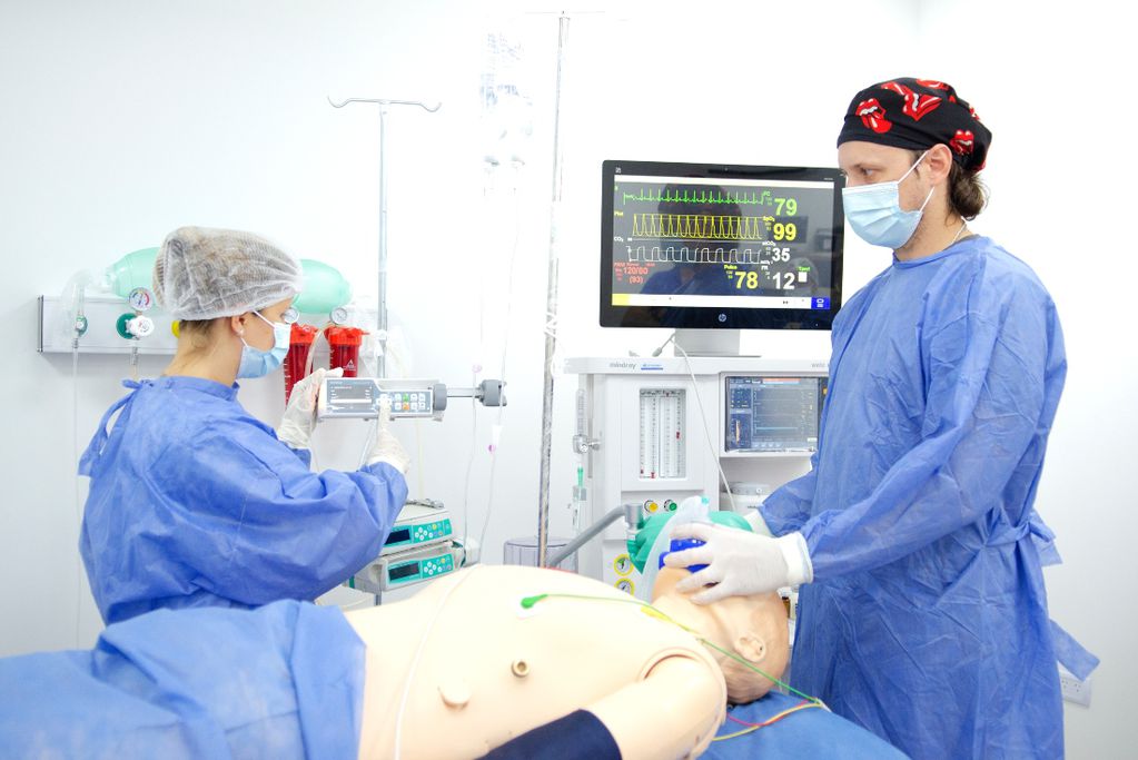Anestesiólogos en centro de simulación Adaarc